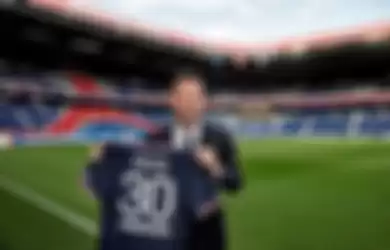 Lionel Messi memegang jersey nomoer 30-nya di Paris Saint-Germain