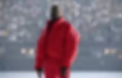 Kanye West di konser mendengarkan 'DONDA' di stadium Mercedes-Benz Atlanta