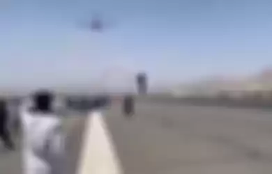 Foto ini merekam 2 warga Afghanistan yang jatuh dari pesawat militer Amerika Serikat (AS) usai bergelantung di bagian roda. 