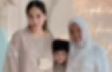 Nagita Slavina dan Rafathar bersama Mbak Lala