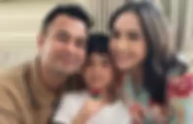 Pasangan artis Raffi Ahmad dan Nagita Slavina dan anak mereka, Rafathar.