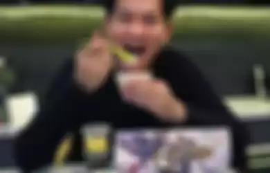 Jonathan Liandi (Emperor) sedang memakan menu Sour Sally x Mobile Legends
