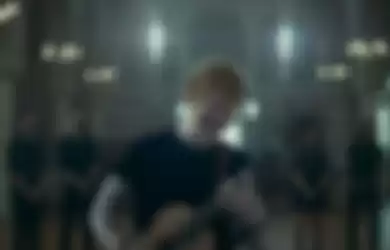 Ed Sheeran dalam video klip 'Visiting Hours'