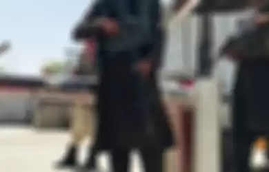 Foto Taliban muda viral di media sosial gegara mengenakan outfit kekinian. Harganya bisa borong 20 kamera mirrorless Canon.