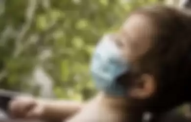 Ilustrasi cara mengatsi batuk pada bayi dengan menggunakan bahan alami.