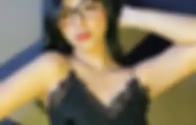 Kepada Vincent Rompies dan Desta Mahendra, model seksi Angela Lorenza curhat saat pertama kali dimasukkan ke industri musik.