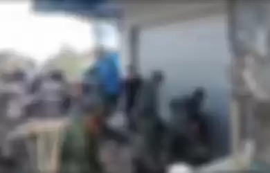 Hasil ekspos kamera foto atas kejadian beberapa anggota TNI menghajar pemuda di Buleleng itu diunggah di media sosial.