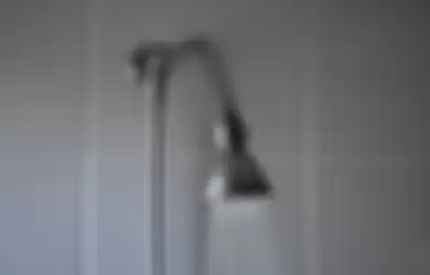 Cara membersihkan shower dari kerak dan lumut.