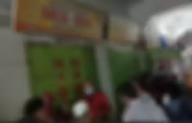 Polisi mendalami foto pelaku perampokan toko emas di Medan, Sumatera Utara yang terekam kamera CCTV. 