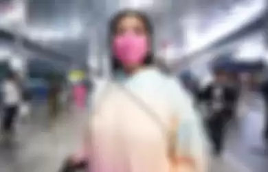 Nagita Slavina tenteng totebag Dior di Bandara