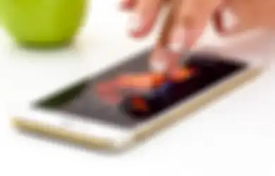 Salah! Ternyata Membersihkan Layar Smartphone Menggunakan Cairan dan Benda Ini Malah Bisa Membuatnya Rusak