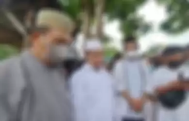 Ustaz Abdul Somad bersimpuh di sisi makam hingga membuat netizen ikut memanjatkan doa di foto UAS.