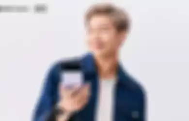 Foto pemotretan RM BTS bersama Samsung Galaxy Z Flip3