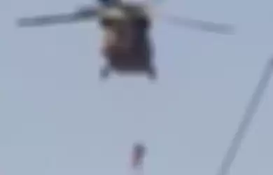 Fakta di balik video viral sesosok manusia bergelantungan di helikopter Black Hawk yang mengudara di langit Kandahar.