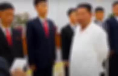 Kim Jong Un telihat lebih kurus.