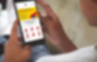 Ilustrasi menggunakan gerai online Indosat melalui smartphone