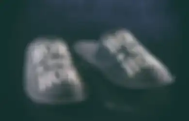 Orang Se-Indonesia Masih Sering Keliru, Ternyata Kebiasaan Memakai Sandal di dalam Rumah Seperti yang Sering Kita Lihat di TV Memang Banyak Manfaatnya Bagi Kesehatan