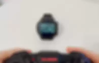 Youtuber MBReviews bermain Assasin Creed di sebuah smartwatch.