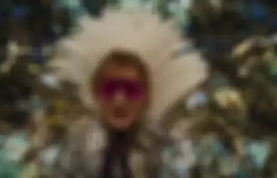 Ed Sheeran saat 'cosplay' jadi Elton John dalam video klip 'Shiver'