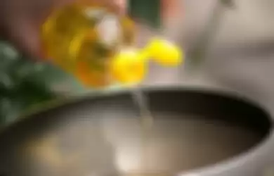 Membersihkan minyak goreng yang tumpah.