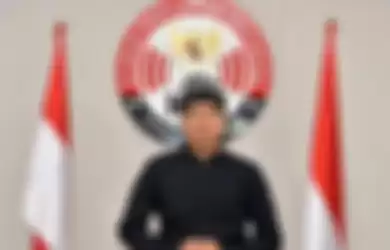 Ketua Komisi Penyiaran Indonesia (KPI) Agung Suprio berada di depan logo KPI Pusat