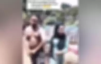 Selagi enak-enak bermain ayam, pria bertato itu mendadak kicep. Dia langsung menurut dijemput istri yang berkerudung. Foto tampangnya viral.