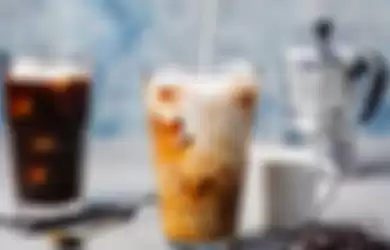 Barista ini ungkap 3 tips meracik kopi susu kekinian ala kafe elit.