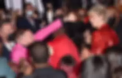 Machine Gun Kelly Tertangkap Kamera Ribut Dengan Conor McGregor di MTV VMA