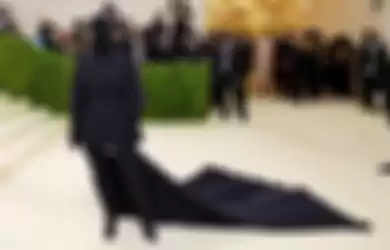 Kim Kardashian dengan kostum serba hitamnya di Met Gala 2021.