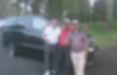 Kegemaran Yosef bermain golf tampaknya menular ke Yoris. Foto anak korban pembunuhan di Subang main golf bareng ayahnya beredar.