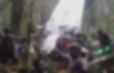 Proses evakuasi tampak didominasi oleh warga lokal. Orang gunung ramai-ramai evakuasi pesawat Rimbun Air yang hancur di belantara Papua.