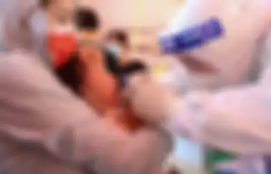 Sekilas Tidak Ada yang Aneh, Video Bocah 4 Tahun Berpakaian Hazmat Lengkap yang Berjalan Memasuki Rumah Sakit Ini Bikin Banyak Orang Menangis, Terungkap Biaya Mahal Nol Kasus Covid-19 Negara Ini