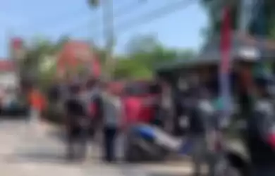 Foto motor biru yang parkir di rumah korban saat penemuan jasad pembunuhan di Subang, Jawa Barat.