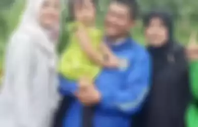 Foto Tuti Suhartini bahagia liburan bareng anak Yoris kerap diunggah di akun Facebook milik putra sulungnya itu. Cucunya terus merengek minta ini.