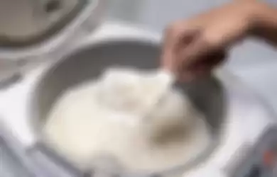 Ilustrasi menanak nasi di rice cooker