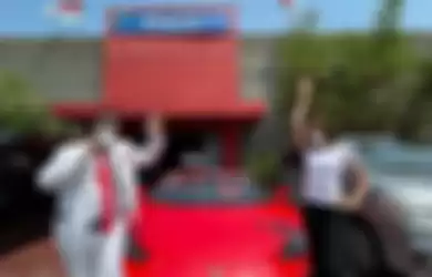 Selain foto mobil mewah dengan aspri berbodi aduhai, Hotman Paris juga kerap mengunggah video goyang TikTok bareng wanita ayu.