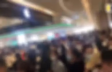 Kerumunan orang di toko retail Apple di Mall Shaanxi Cina