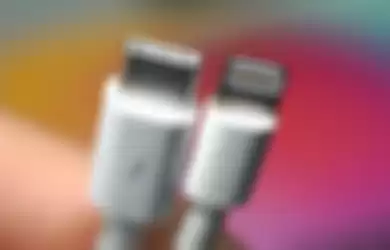 Ilustrasi kabel USB type-c dan kabel lightning iPhone