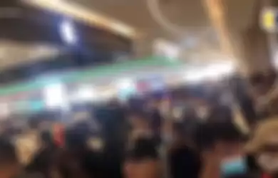 Kondisi toko retail Apple di mall daerah Shaanxi, Cina