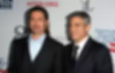 Brad Pitt (kiri) dan George Clooney (kanan)