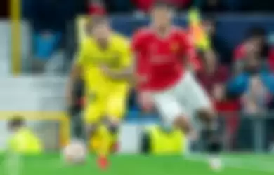 Bek Villarreal, Alberto Moreno (kiri), dan penyerang Manchester United, Mason Greenwood (kanan), berebut bola dalam laga matchday kedua babak penyisihan Grup F Liga Champions 2021-2022 di Stadion Old Trafford, Rabu (29/9/2021).