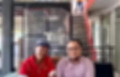 Pengacara Yosef Hidayah itu merasa perlu menunjukkan foto wawancara eksklusif kliennya lantaran tuduhan netizen yang semakin liar.