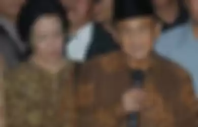  Batik Presiden BJ Habibie dan Ibu Ainun
