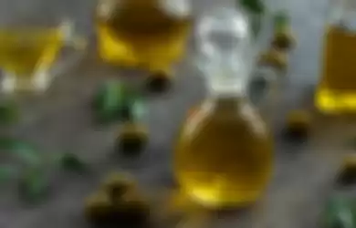 Kandungan yang terdapat pada minyak zaitun baik untuk kecantikkan dan bisa mengatasi masalah bekas jerawat