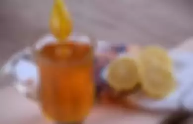 Salah satu minuman tradisional yang cocok dikonsumsi saat sedang sakit adalah lemon madu jahe.