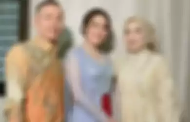 Ayu Ting Ting kepergok buat baju pengantin ditemani oleh Ayah Rozak dan Umi Kalsum.