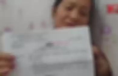 Foto tampang Rosalinda Gea pedagang sayur yang syok dapat surat penetapan sebagai tersangka dari polisi viral di media sosial. 