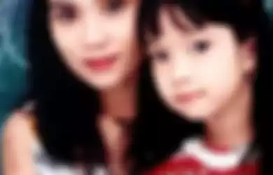 Gisel kecil bersama sang ibunda