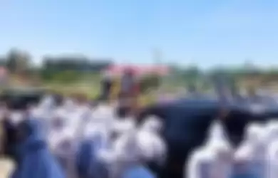 Aksi protes pernikahan anak di bawah umur oleh ratusan siswa SMP Negeri 1 Namrole di Kabupaten Buru. 