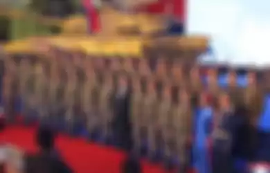 Seorang tentara tampak menonjol dengan pakaian biru ketat, di antara hampir 30 tentara yang berpose untuk foto dengan pemimpin Kim Jong Un selama pameran sistem senjata pada Senin (11/10/2021)